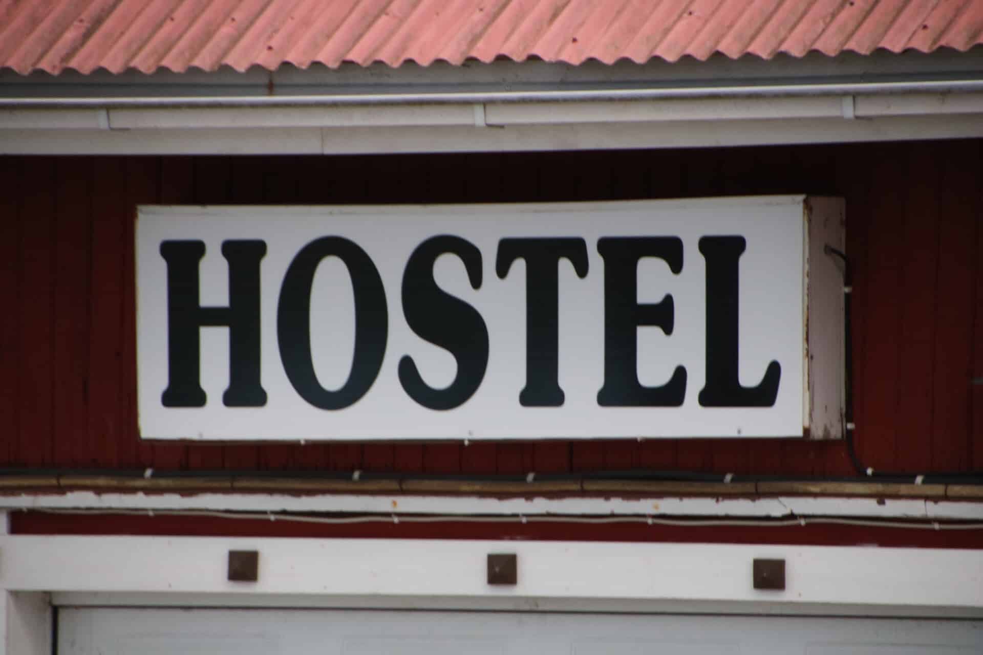 Tielle näkyvä hostel-opaste