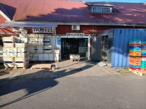 Mehuaseman ovi tieltä katsottuna